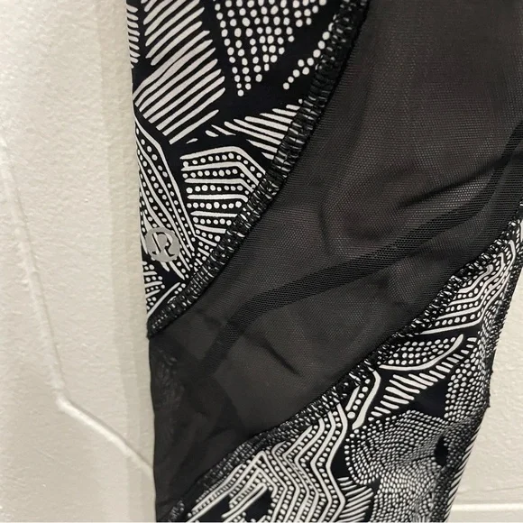 Lululemon Goal Crusher 7/8 Tight in Dottie Tribe White Black / Black - Picture 9 of 16